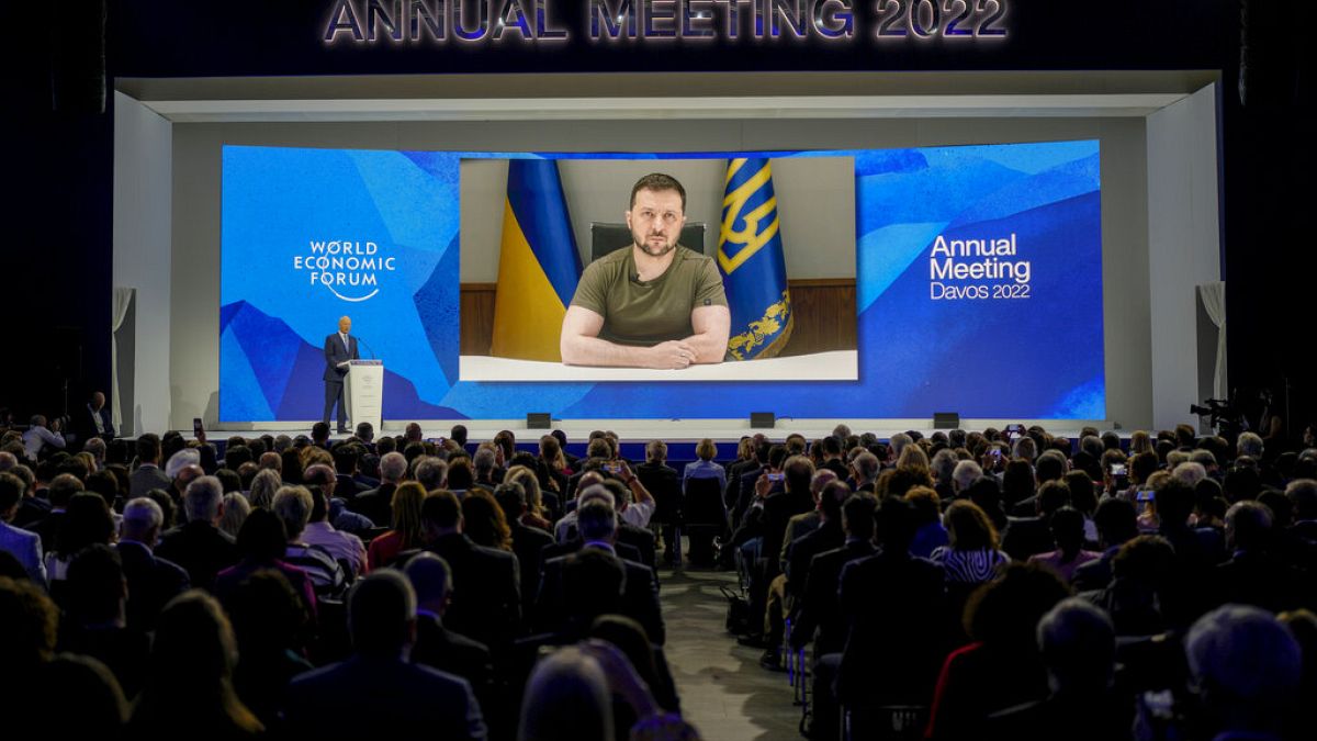 Ukrayna Devlet Başkanı Vladimir Zelenskiy Davos'ta konuşurken