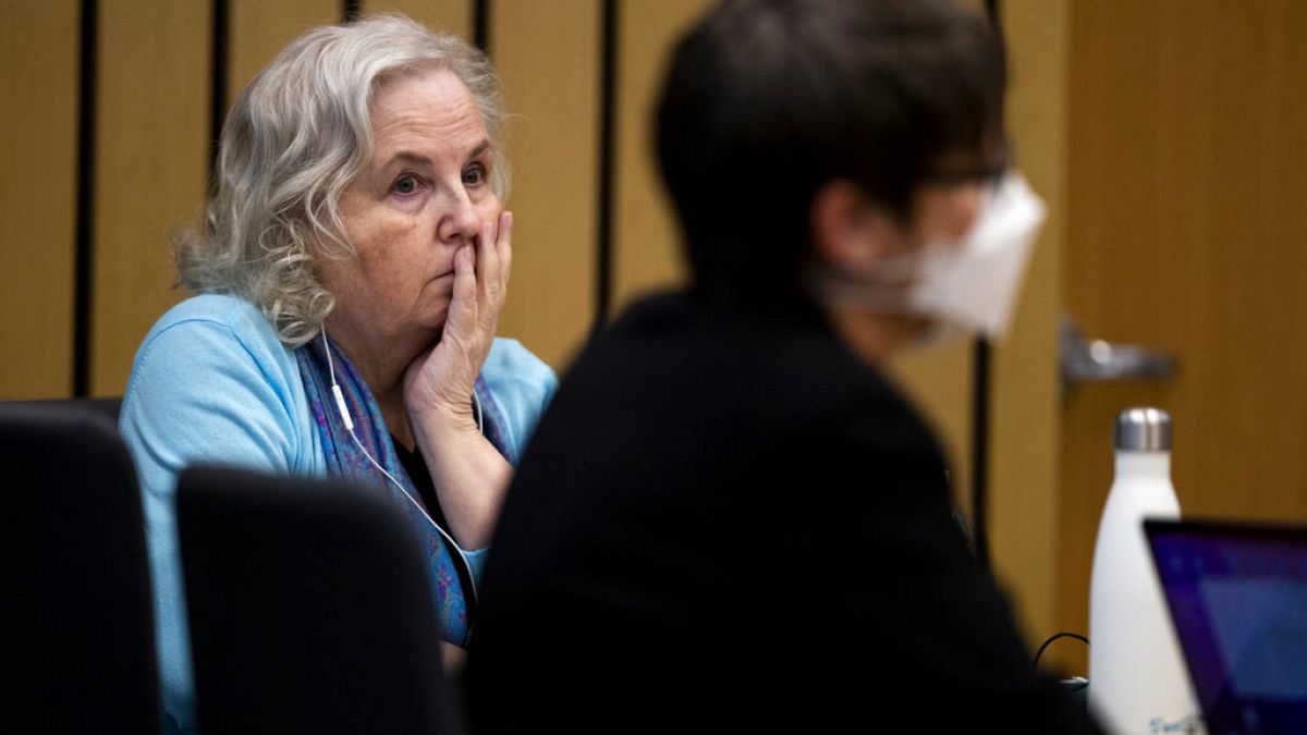  الكاتبة نانسي كرامبتون بروفي ، إلى اليسار، متهمة بقتل زوجها، دان بروفي، في المحكمة في بورتلاند، أوريغون، أبريل 2022.