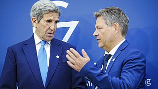 Il segretario di Stato Usa per il clima John Kerry e il ministro per la transizione ecologica tedesco Robert Habeck
