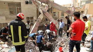 رجال إنقاذ في موقع انهيار مبنى من عشرة طوابق، مدينة عبادان جنوب غرب إيران- 24 مايو 2022.