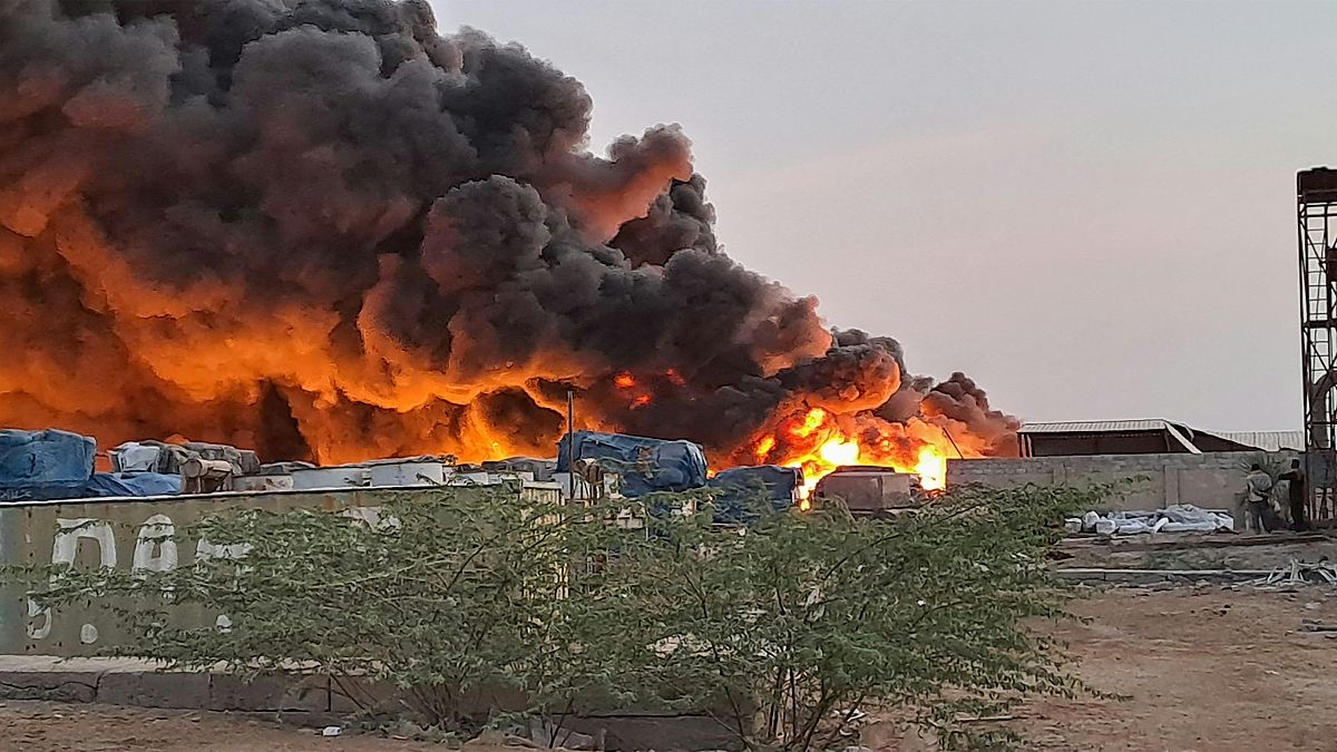 حريق ضخم في ميناء سواكن في شرق السودان على ساحل البحر الأحمر