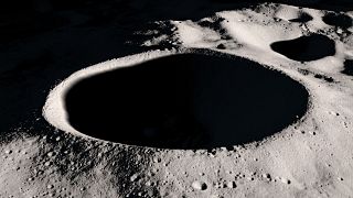 دهانه سایه‌دار دائمی شکلتون در روی سطح کره ماه