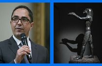 A g. : Jean-Luc Martinez, alors président-directeur du musée du Louvre, le 10/03/2016 // A dr. : antiquité présentée au musée du Louvre le 26/04/2022