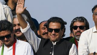 عمران خان رئيس الوزراء الباكستاني السابق وأنصاره خلال مسيرة في إسلام أباد تدعو لانتخابات مبكرة في باكستان.