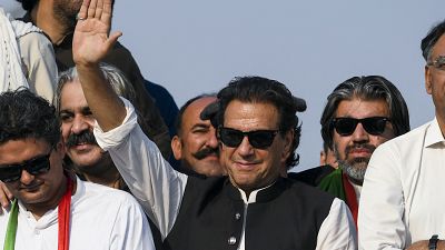 عمران خان رئيس الوزراء الباكستاني السابق وأنصاره خلال مسيرة في إسلام أباد تدعو لانتخابات مبكرة في باكستان.