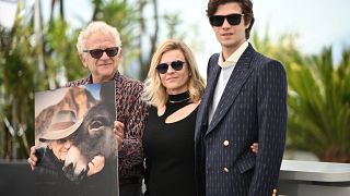 Le producteur britannique Jeremy Thomas avec une photo du réalisateur polonais Jerzy Skolimowski et de son âne, à Cannes, le 20 mai 2022.