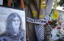 يُظهر الشريط الأصفر ثقوب الرصاص على شجرة التي كانت تقف بجانبها الصحفية الفلسطينية شيرين أبو عاقلة لحظة مقتلها في 19 مايو، 2022