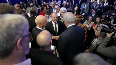 Le chancelier allemand Olaf Scholz, au centre, au Forum économique mondial de Davos, en Suisse, jeudi 26 mai 2022.