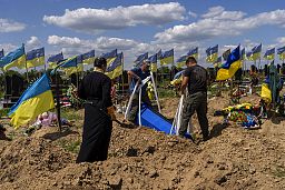 tömegsírba helyezik az áldozatokat Ukrajnában.