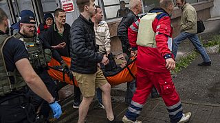 Los servicios de emergencia trasladan a un herido de los bombardeos de Járkov