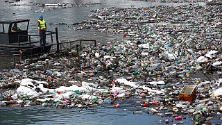 Σκουπίδια σε λίμνη στη Σερβία - φώτο αρχείου