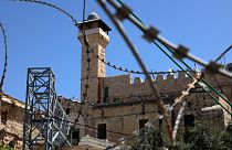سلطات الاحتلال الإسرائيلي تنهي تركيب الهيكل المعدني لمصعد كهربائي في الحرم الإبراهيمي بمدينة الخليل في الضفة الغربية المحتلة، 26 مايو 2022