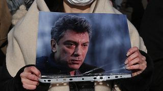 A meggyilkolt orosz ellenzéki, Boris Nyemcov képét mutatja egy tüntető 2021 februárjában egy moszkvai demonstráción