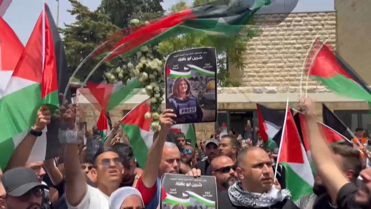 Una folla numerosa si è radunata ai funerali della giornalista Shireen Abu Akleh, teatro anche di scontri con la polizia israeliana