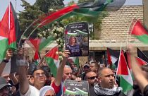 Una folla numerosa si è radunata ai funerali della giornalista Shireen Abu Akleh, teatro anche di scontri con la polizia israeliana