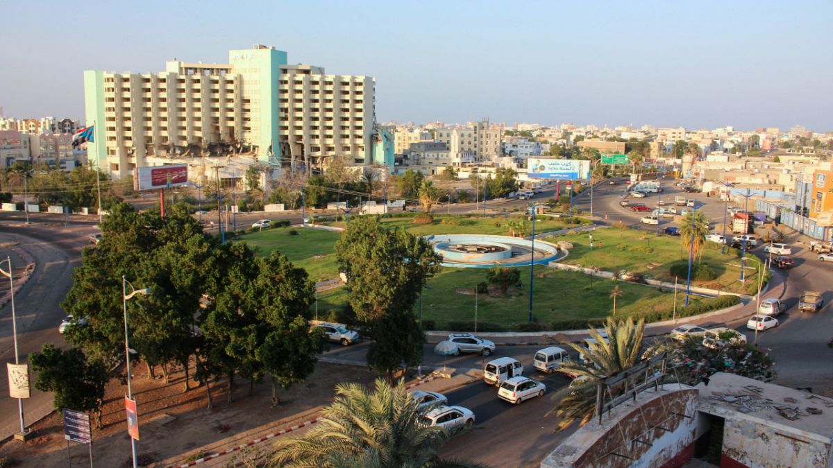 مشهد عام لمدينة عدن اليمنية حيث قتل 4 أشخاص وأصيب أكثر من 30 في انفجار عبوة ناسفة بسوق للأسماك، 26 مايو 2022