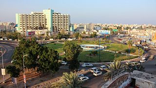 مشهد عام لمدينة عدن اليمنية حيث قتل 4 أشخاص وأصيب أكثر من 30 في انفجار عبوة ناسفة بسوق للأسماك، 26 مايو 2022