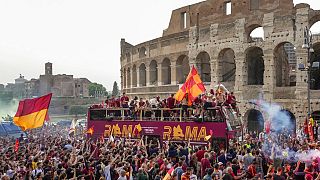 Φίλοι της Ρόμα πανηγυρίζουν την κατάκτηση του Κόνφερενς Λιγκ στη Ρώμη με φόντο το Κολοσαίο