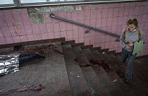 Una mujer refugiándose en una estación de metro tras el bombardeo ruso en Járkov