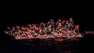 Лодка со спасёнными в Средиземном море мигрантами