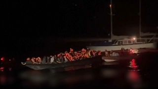 Migrantes desembarcam em Lampedusa, em Itália.