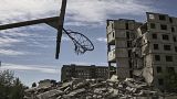 مبنى وملعب كرة سلة مدمرين في كراماتورسك الأوكرانية 