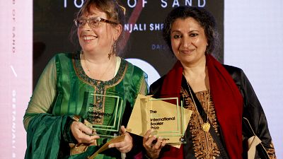 Stolze Preisträgerinnen: Geetanjali Shree (rechts) und Übersetzerin Daisy Rockwell