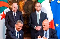  رئيس الوزراء الإيطالي ماريو دراجي مع الرئيس الجزائري عبد المجيد تبون- بعد توفيق اتفاقية بين إيني وسوناطراك بشأن إمدادات الغاز، قصر شيغي في روما، 26 مايو 2022