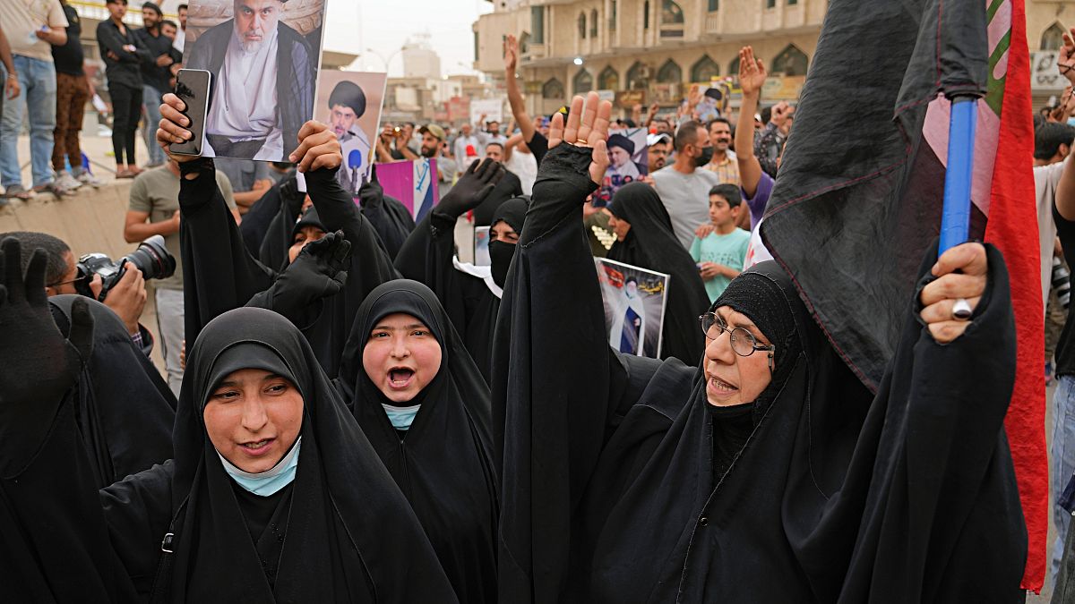Anhängerinnen Al-Sadrs feiern das Gesetz in Bagdad.