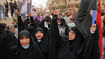 Anhängerinnen Al-Sadrs feiern das Gesetz in Bagdad.