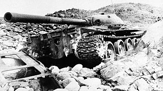 Dieses Bild, das am 25. Februar 1981 von einem freiberuflichen iranischen Fotografen aufgenommen wurde, zeigt einen zerstörten russischen T-62-Kommando-Panzer nahe Kabul.