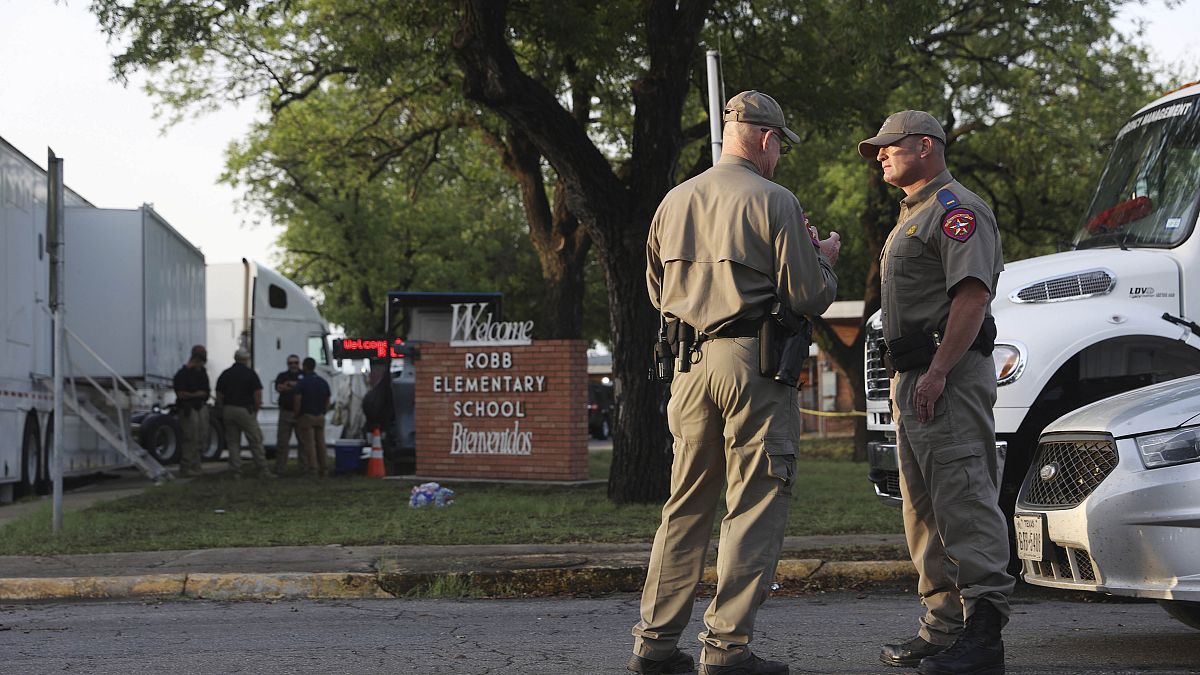 المجزرة راح ضحيتها 19 تلميذاً ومعلمين اثنين ووقعت داخل مدرسة في يوفالدي (تكساس)