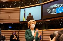 اورسولا فون درلاین، رئیس کمیسیون اروپا در حال تشویق ولودیمیر زلنسکی، رئیس جمهور اوکراین.