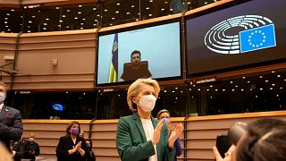 اورسولا فون درلاین، رئیس کمیسیون اروپا در حال تشویق ولودیمیر زلنسکی، رئیس جمهور اوکراین.