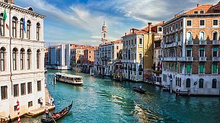 Venise a annoncé que le droit d'entrée pour les touristes n'entrerait pas en vigueur cet été. 