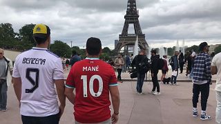 Anhänger der beiden Endspielteilnehmer vor dem Eiffelturm