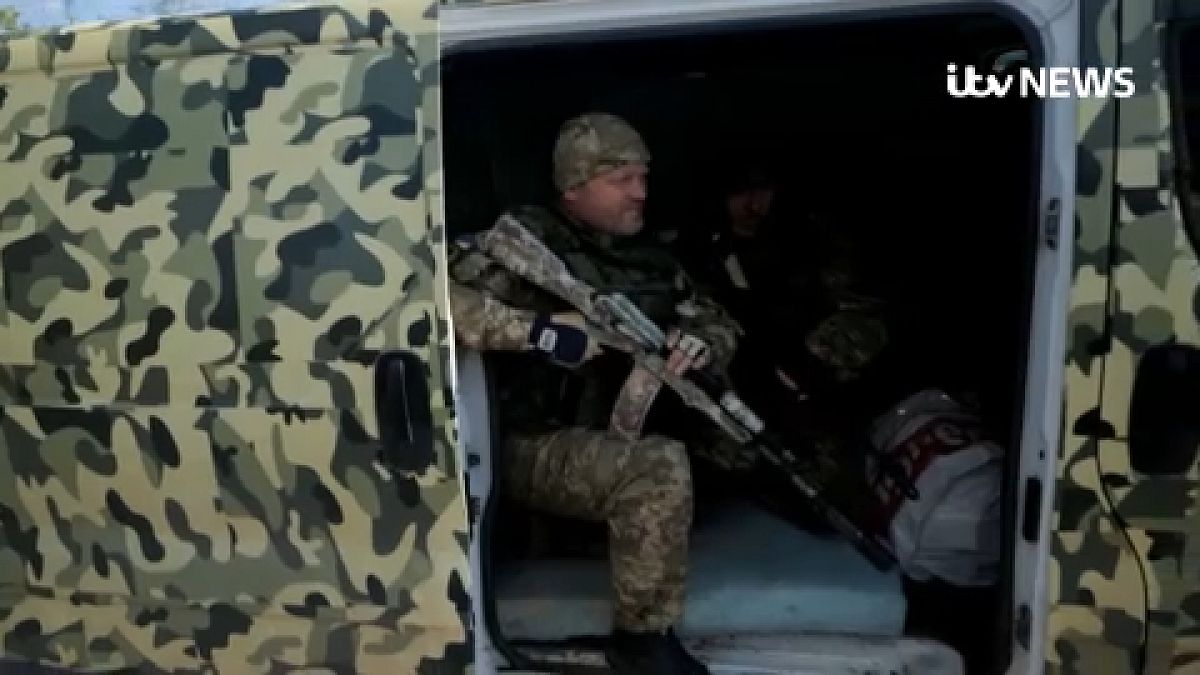 صورة من العملية العسكرية التي نفذها الجيش الأوكراني لإجلاء مدنيين من مدينة ليمان المحاصرة من القوات الروسية، 27 مايو 2022