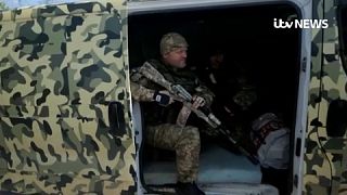 صورة من العملية العسكرية التي نفذها الجيش الأوكراني لإجلاء مدنيين من مدينة ليمان المحاصرة من القوات الروسية، 27 مايو 2022