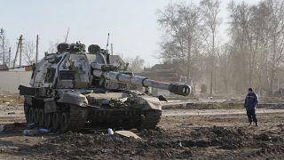آلية مدفعية روسية (هاوتزر) مدمرة شرق العاصمة كييف