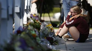 فتاة تبكي عند قبر ضحايا مجزرة مدرسة تكساس