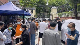 In diesem Wohnkomplex im Distrikt Jingan von Schanghai herrscht Redebedarf. Die Anwohner stehen (noch) vor verschlossenem Tor
