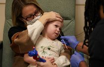 ممرضة تفحص طفلة خلال زيارة متابعة في مستشفى الأطفال الوطني في واشنطن، الولايات المتحدة