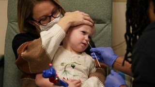 ممرضة تفحص طفلة خلال زيارة متابعة في مستشفى الأطفال الوطني في واشنطن، الولايات المتحدة