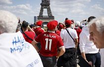Des supporters de Liverpool et de Madrid, au trocadéro, Paris, quelques heures avant la finale de la ligue des champions, le 28 mai 2022