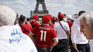 Болельщики в фан-зоне Парижа ждут начала финального матча футбольной Лиги чемпионов