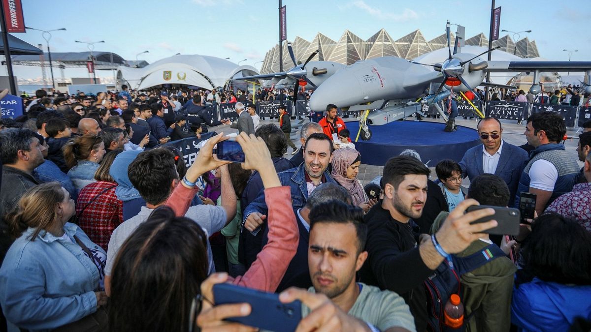 پهپاد «بیراقدار آکینجی» ترکیه در نمایشگاه هوایی باکو، ۲۷ ماه مه