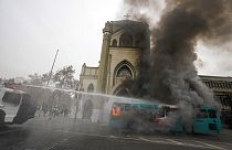 قامت مجموعة من المتظاهرين بحرق حافلة في مسيرة للطلاب في سانتياغو