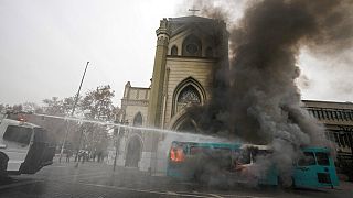 قامت مجموعة من المتظاهرين بحرق حافلة في مسيرة للطلاب في سانتياغو