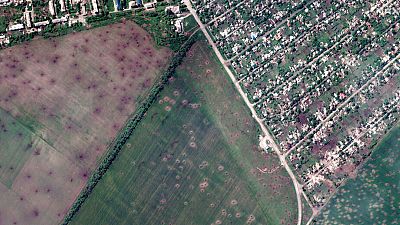 Dieses Satellitenbild von Maxar Technologies zeigt einen Überblick über Artilleriekrater in Feldern und zerstörte Gebäude in Lyman in der Ukraine.