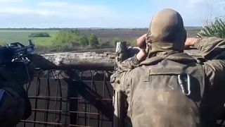 جندي روسي يطلق النار على مواقع أوكرانية